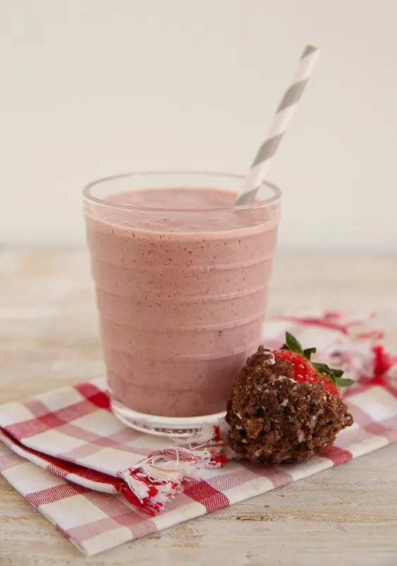 Cocoa PEBBLES™ chocolate covered strawberry smoothie recipe