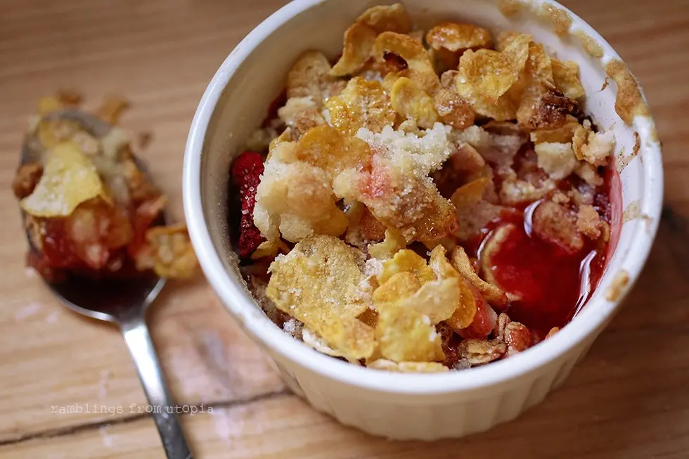 Strawberry breakfast crumble pie Honey Bunches of Oats recipe